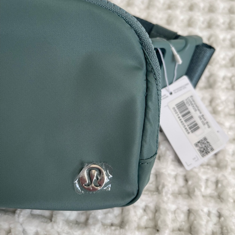 Lululemon Everywhere Belt Bag 1L Tidewater Teal Sold Out Color NWT - Picture 4 of 5